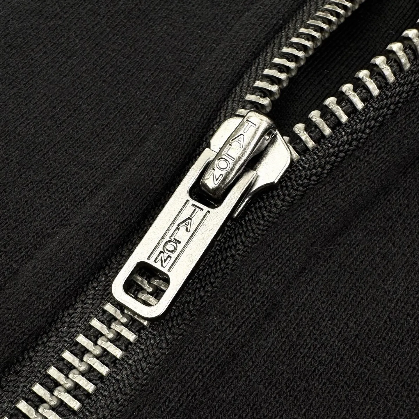 P350 Ralph Lauren Gold Label Pony Embroidered Half-Turtle Collar Sweatshirt. The original product was purchased for 1,690. The fabric is made of custom-made Yayun essence cotton velvet. It is soft and silky, comfortable and close to the skin. It is based on pure black tones. Plaid twill trim is on the neckline. It carries the elegance and retro of British style. The exquisite golden pony logo is embellished. It has its own focus and is fully recognizable. Simple and smooth lines outline the overall outline. The half-zip design is sublimated. Casual yet stylish, in the name of design, we create a new fashionable realm for sweatshirts, using imported machine embroidery technology. We use advanced computer control systems and precision mechanical components to achieve pony logo embroidery operations with high precision. The lines are smooth and delicate, and the fabrics have been washed. It has a better hand feel and texture. It is not easy to deform, shrink or fade, and maintains long-term beauty. Size:S-M-L-XL